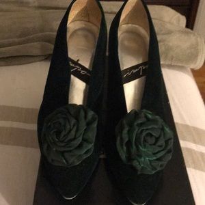 Women Gorgeous Green Velvet Shoe